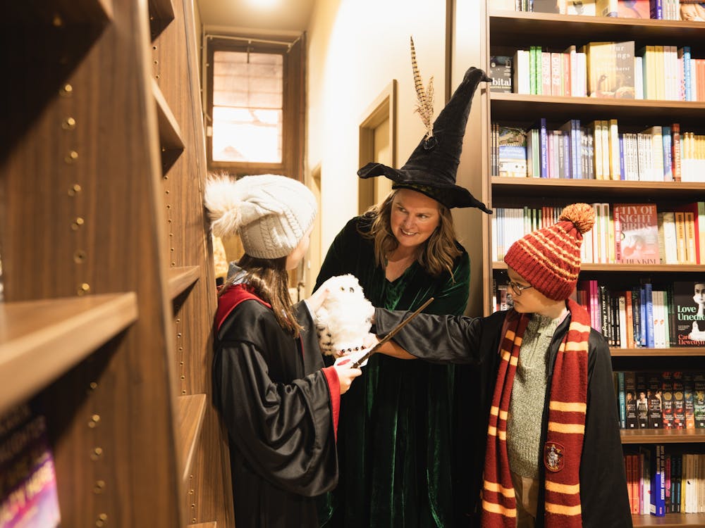 Professor McGonagall shows Hedwig the owl to two children dressed in Harry Potter costumes